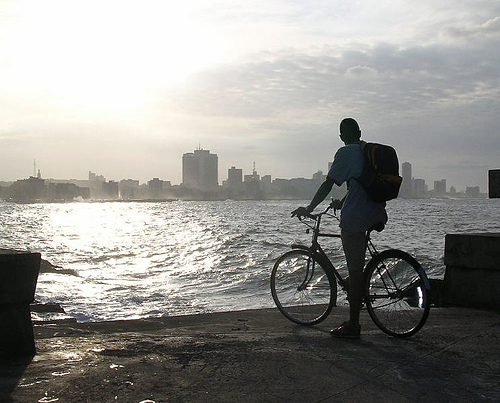 Ciclista aprecia o Malec&oacute;n ao cair da tarde